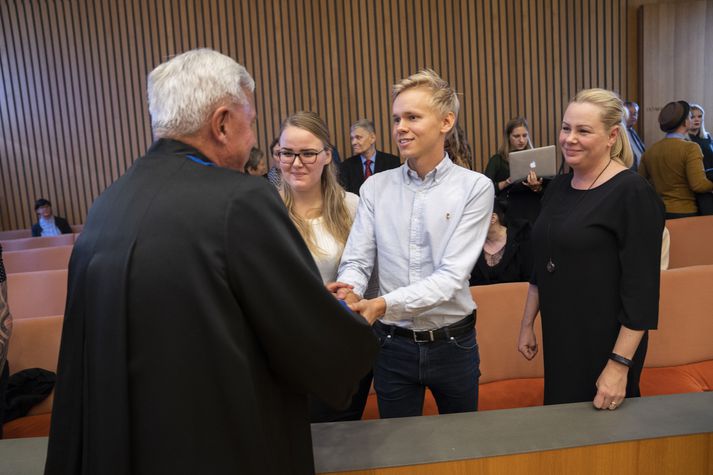 Tryggvi Rúnar fagnaði sýknudómi í Hæstarétti fyrir ári síðan með fjölskyldu sinni og verjanda. 