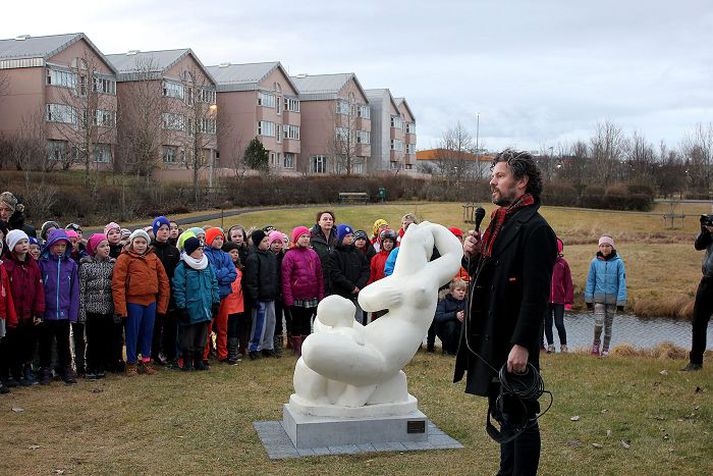 Dagur B. Eggertsson borgarstjóri afhjúpaði tvö verk Ásmundar Sveinssonar í Seljahverfi. Öll börn í þriðja, fjórða og fimmta bekk Seljaskóla tóku þátt í viðburðinum.