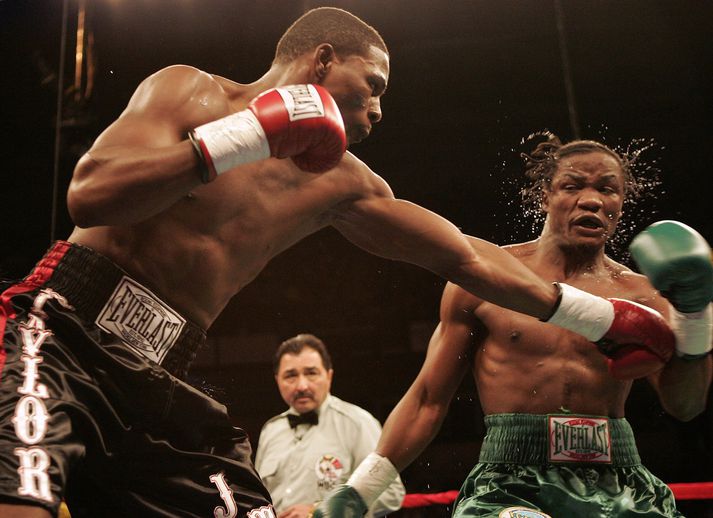 Jermain Taylor saumar hér að andstæðingi sínum í nótt