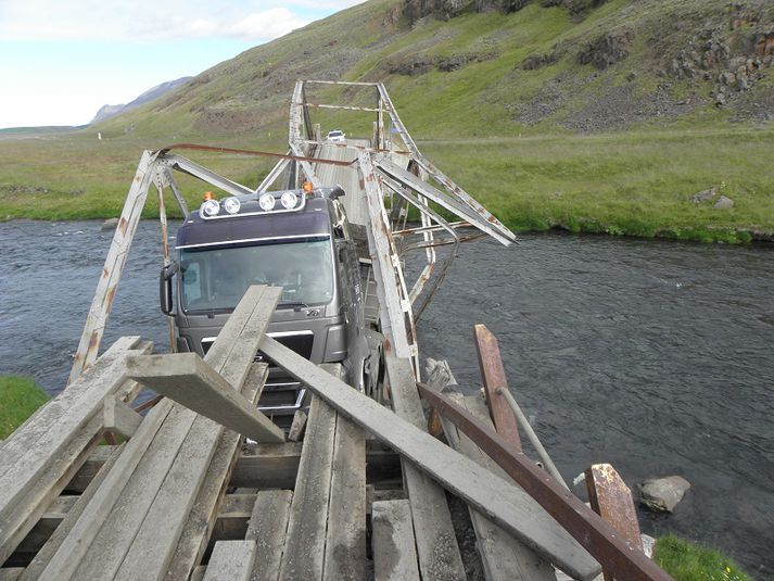 Lögreglan á Blönduósi tók þessa mynd af vörubílnum en það mun reynast ansi mikið verk að ná bílnum af vettvangi.