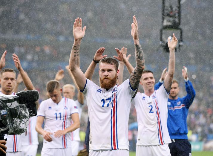 Aron Einar Gunnarsson þakkar íslenskum áhorfendum fyrir stuðninginn eftir tapið fyrir Frakklandi á EM 2016.