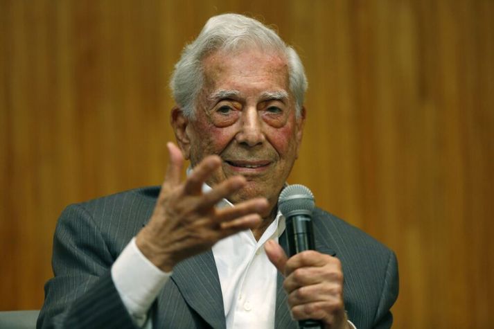 Auk þess að skrifa bækur var Mario Vargas Llosa mjög virkur í pólitískri umræðu.  