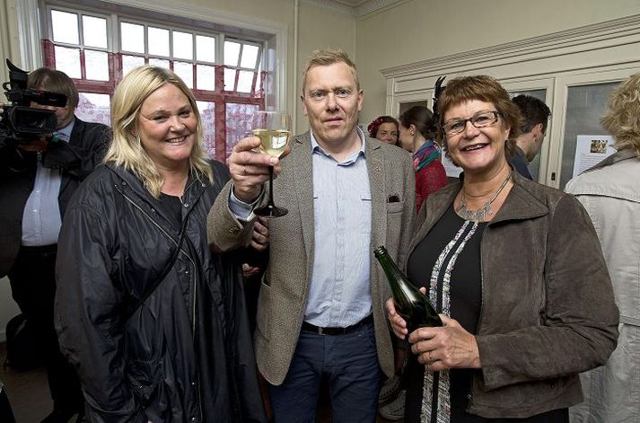 Jón Gnarr, borgarstjóri, skálar fyrir nýjung í menningarlífi Reykjavíkur ásamt konu sinni, Jóhönnu Jóhannsdóttur, og Guðrúnu Jónsdóttur.