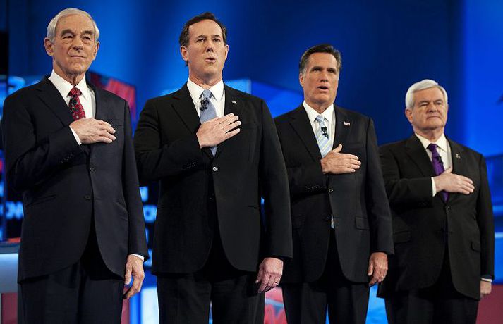 Ron Paul, Rick Santorum, Mitt Romney og Newt Gingrich hlýða á þjóðsöng Bandaríkjanna í sjónvarpskappræðum nýverið.