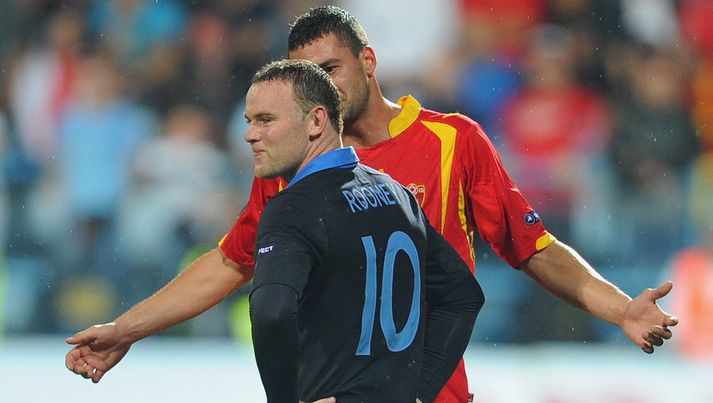 Wayne Rooney strax eftir að hann fékk rauða spjaldið í Svartfjallalandi.