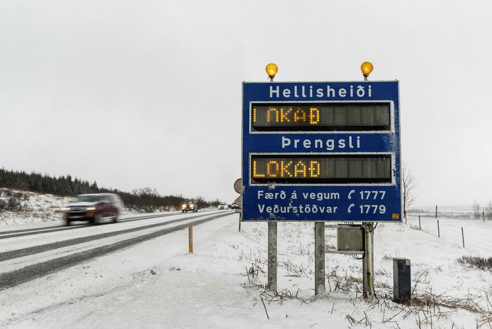 Hellisheiði og Þrengslum var lokað á öðrum tímanum í dag vegna veðurs og bíla sem voru fastir.