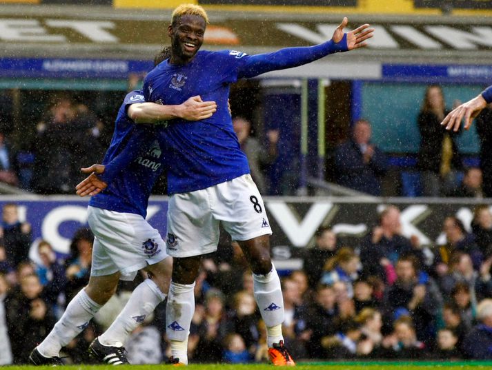 Louis Saha fagnar einu af fjórum mörkum sínum á móti Blacpool.