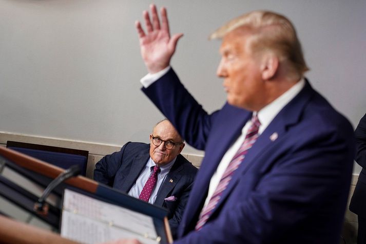 Rusy Giuliani fylgist með Trump halda ræðu í september 2020.