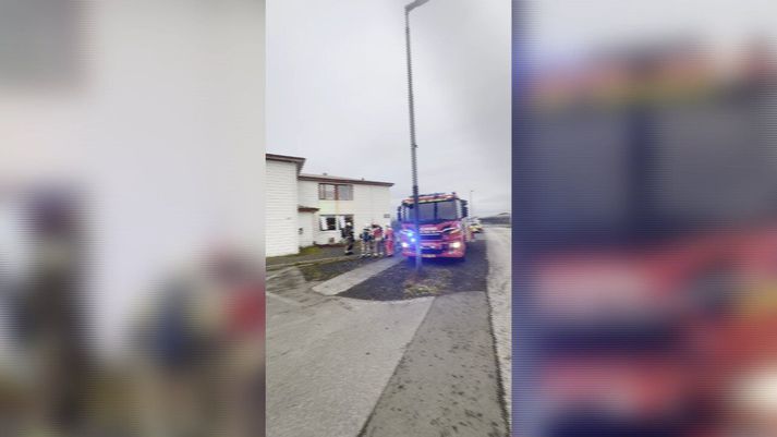 Íbúi í húsinu segir að nágranni sinn hafi verið handtekinn á vettvangi vegna málsins.