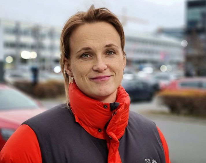 Drífa Jónasdóttir, sérfræðingur hjá heilbrigðisráðuneytinu, segir að nú verði það hluti af verklagi heilbrigðisstofnana að gera lögreglu viðvart þegar sjúklingur kemur til þeirra vegna heimilisofbeldis. Það verður þó gert í samráði við viðkomandi þolanda. Hún leggur áherslu á að samtal við lögreglu þurfi ekki að þýða kæra á hendur geranda heldur hafi lögreglan mörg verkfæri í sinni verkfærakistu til að bjóða þolanda.