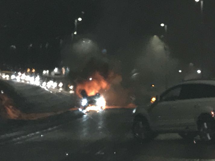 Bíllinn varð fljótt alelda en slökkiliði gekk vel að ráða niðurögum eldsins.