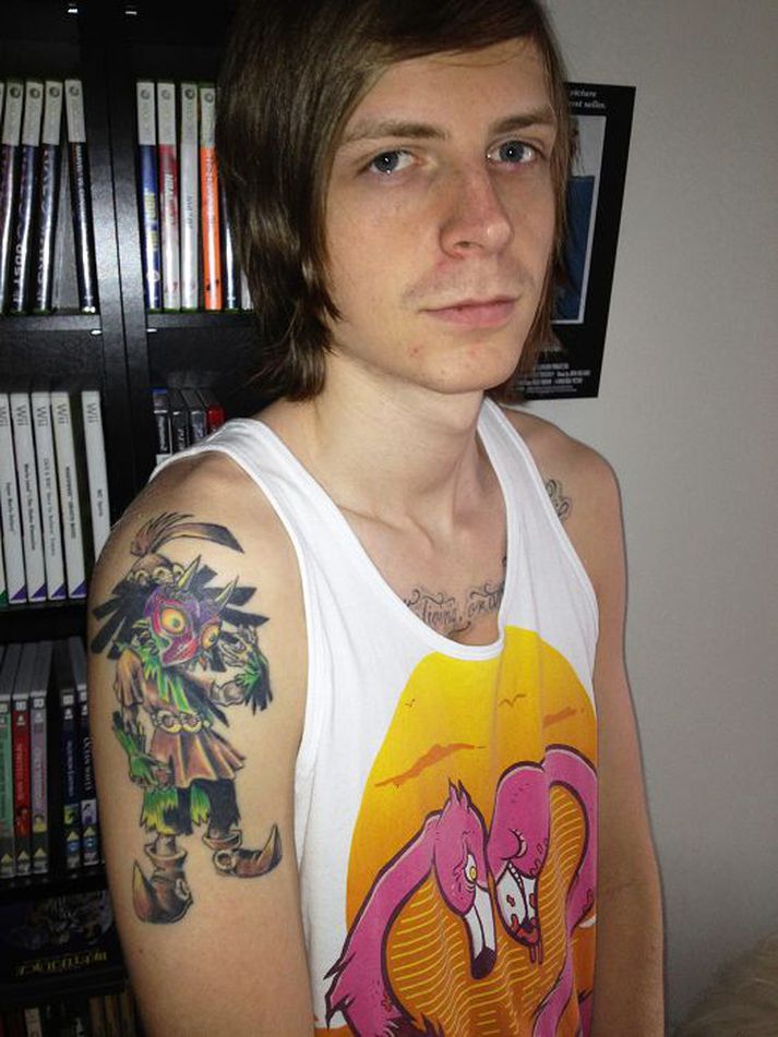 Oddur er með nokkur flúr fyrir utan myndina af Skull kid, þar á meðal er setningin „Am I really Living, or am I just dying“ úr lagi með Trúbrot húðflúruð um hálsinn á honum.