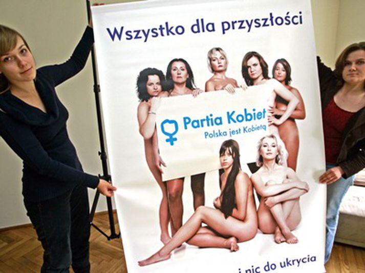 Magdalena Andrzejczyk og Anna Darmochwal halda á auglýsingu flokksins. Þar segir :„Allt fyrir framtíðina og ekkert að fela. Stjórnmálaflokkur kvenna, Pólland er kona.“