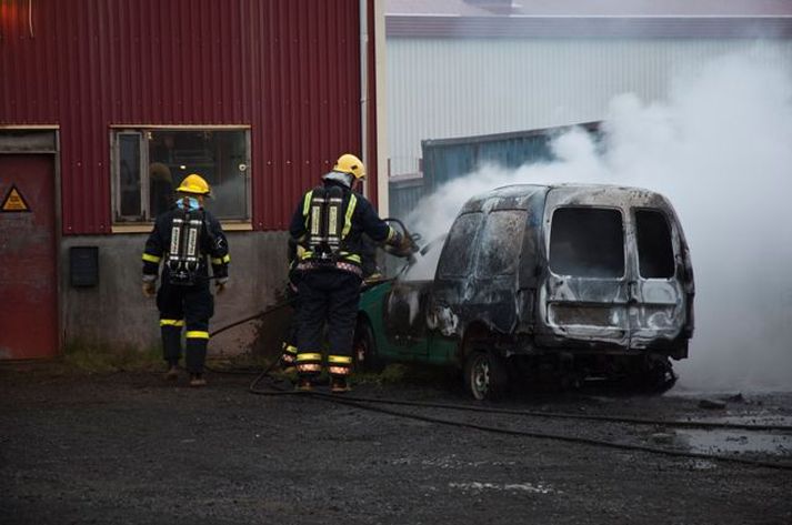 Bíll brann á Ásbrú í Reyknanesbæ og er málið í rannsókn. (Myndin tengist fréttinni ekki með beinum hætti.)