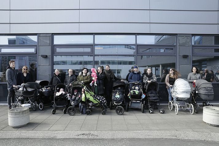 Foreldrar og börn mættu fyrir utan húsnæði ríkissáttasemjara til stuðnings ljósmæðrum í dag.