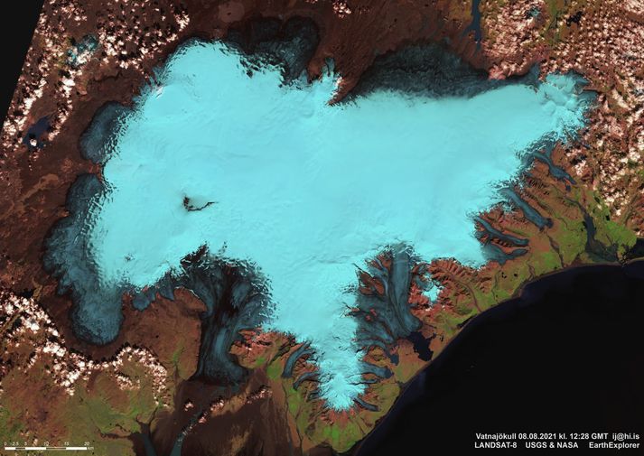 Myndvinnsla myndarinnar gerir jökulinn svona bláleitan, en það er gert til aðgreina ís og ský.