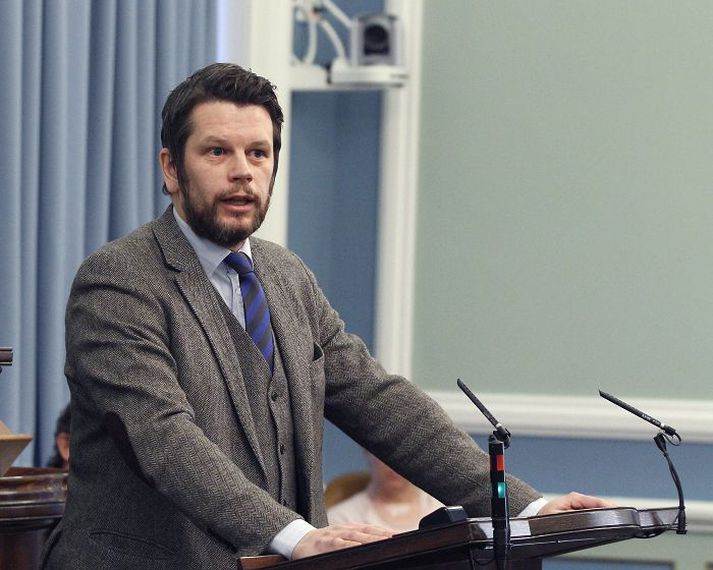 Guðmundur Steingrímsson, þingmaður Bjartrar framtíðar, hefur gagnrýnt Sigmund Davíð Gunnlaugsson forsætisráðherra fyrir óhóflegan drátt á því að bregðast við beiðnum um sérstaka umræðu í þinginu. 