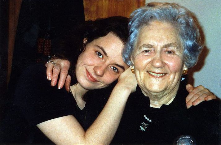 Auður Jónsdóttir og amma hennar Auður Laxness á góðri stundu. Skáldsaga Auðar, Ósjálfrátt, er sjálfsævisöguleg og amma hennar leikur þar stórt hlutverk.