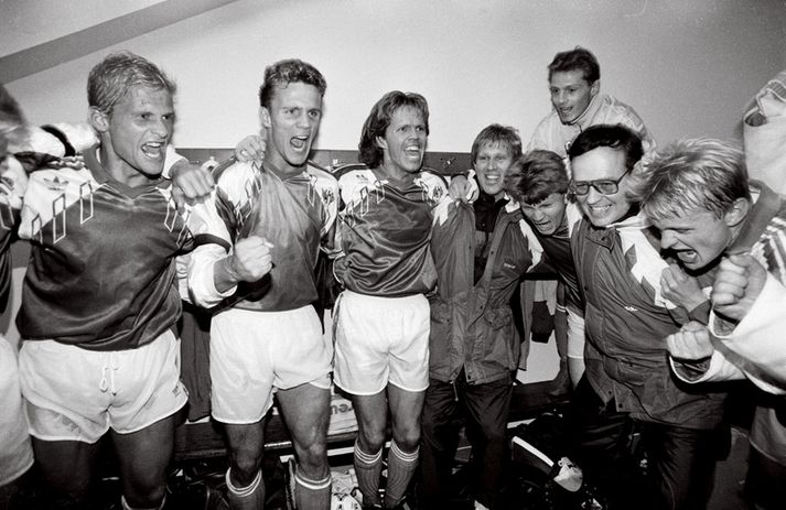Íslenska liðið sem lagði Spán í undankeppni EM 1992 tæpu ári áður. Frá vinstri: Sigurður Jónsson, Guðni Bergsson, Sigurður Grétarsson, Ásgeir Elíasson þjálfari, Hörður Magnússon, Hlynur Stefánsson, Lárus Loftsson og Andri Marteinsson.