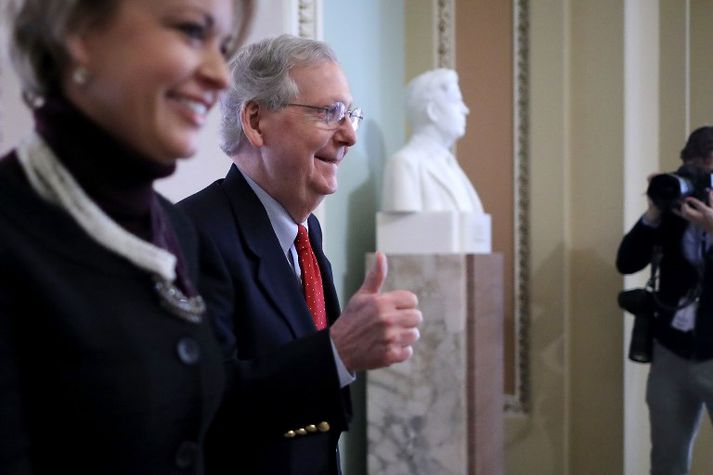 Mitch McConnell, leiðtogi repúblikana í öldungadeildinni, var ánægður með að hafa smalað saman nægilega mörgum atkvæðum til að koma frumvarpinu í gegn í gær.