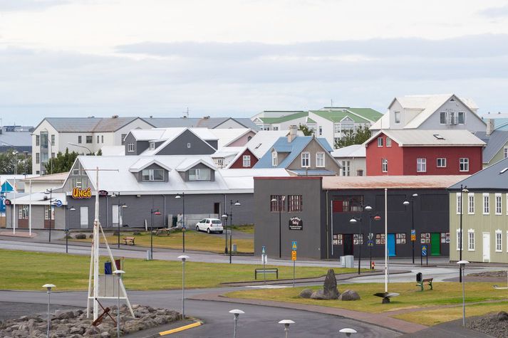 Atvikið átti sér stað fyrir tæpri viku í Keflavík. Maðurinn dró einn drengjanna inn til sín og hélt honum föngnum í tíu mínútur eða þar til faðir annars drengs braut rúðu á útidyrahurð mannsins til að komast inn og ná drengnum út.