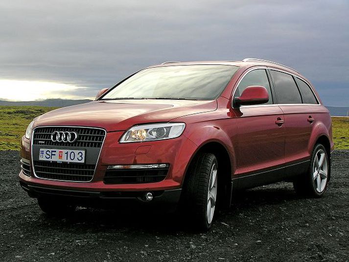 Fallega rauður Audi Q7 jepplingurinn laðar til sín ófá augnatillit þeirra sem á annað borð hafa áhuga á bílum. Bílnum fer jafnvel að bruna á þjóðvegum landsins, skjótast innanbæjar eða klöngrast ófærur.  Markaðurinn/ÓKÁ