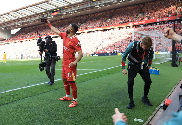 Mohamed Salah fagnaði marki sínu með einni laufléttri sjálfu á síma heppins stuðningsmanns.