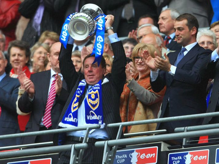 Harry Redknapp lyftir sigurlaununum á loft í dag.