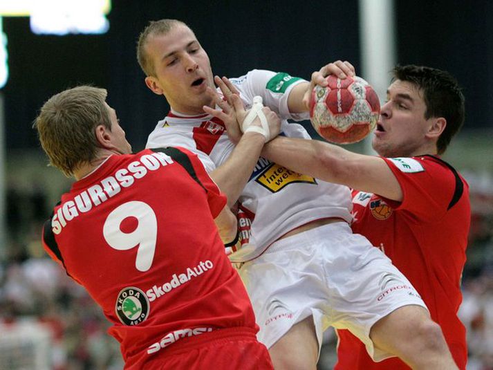 Guðjón Valur Sigurðsson og Arnór Atlason taka á Austurríkismanninum Robert Weber á EM í fyrra.