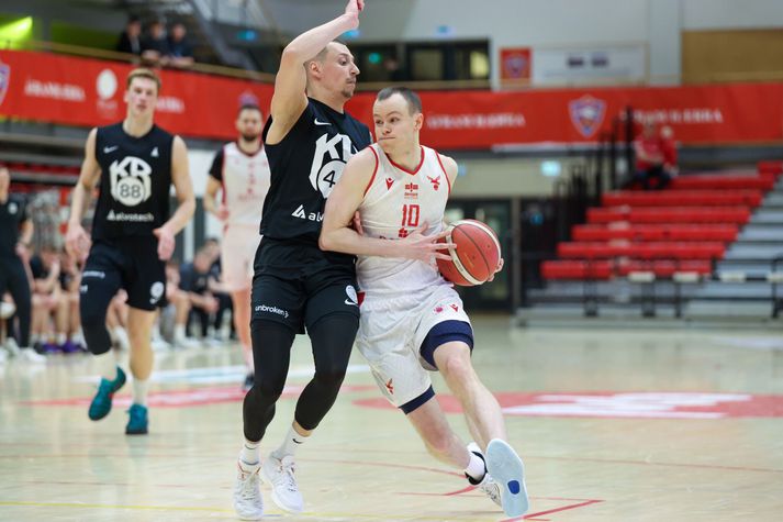 Kári var öflugur í liði Valsmanna í kvöld.