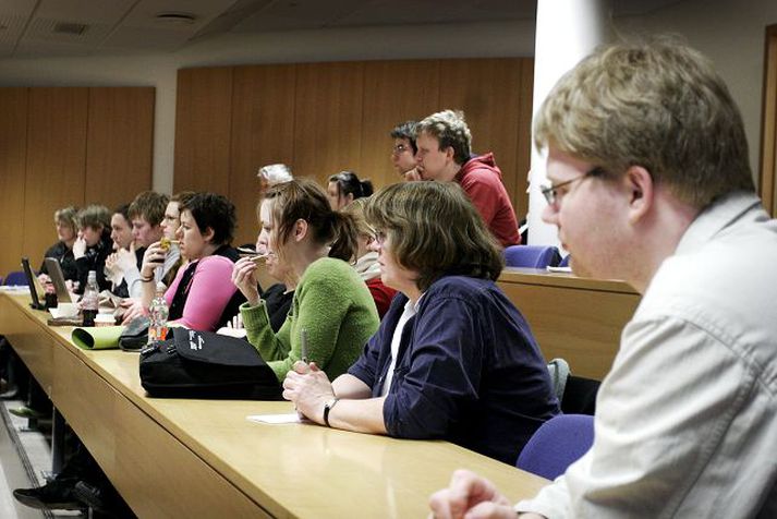 Námsmenn Mikil aðsókn er í sumarlán LÍN. Um tvö þúsund manns ætla að stunda nám í háskólum landsins í sumar. Fréttablaðið/Heiða