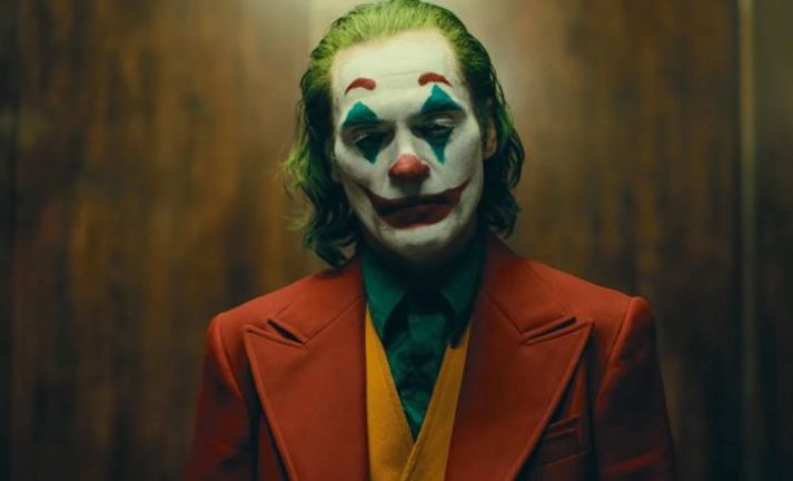 Joaquin Phoenix fer með hlutverk Jókersins í myndinni.