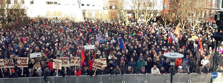 Mikill fjöldi var á Austurvelli í gær og krafðist þess að ríkisstjórnin tæki til baka þingsályktunartillögu um að aðildarviðræðum yrði hætt við ESB. Mótmælin voru friðsamleg.