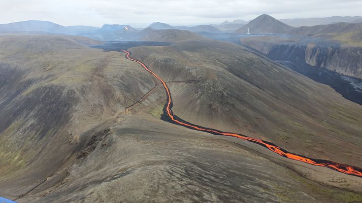 Hraunið rennur nú yfir göngustíg A og því hefur verið lokað að gosstöðvunum.