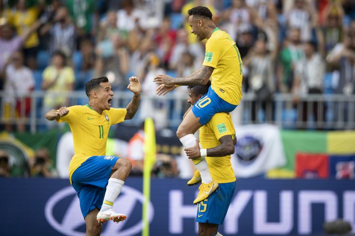 Neymar og Coutinho fagna sigri á Mexíkó.