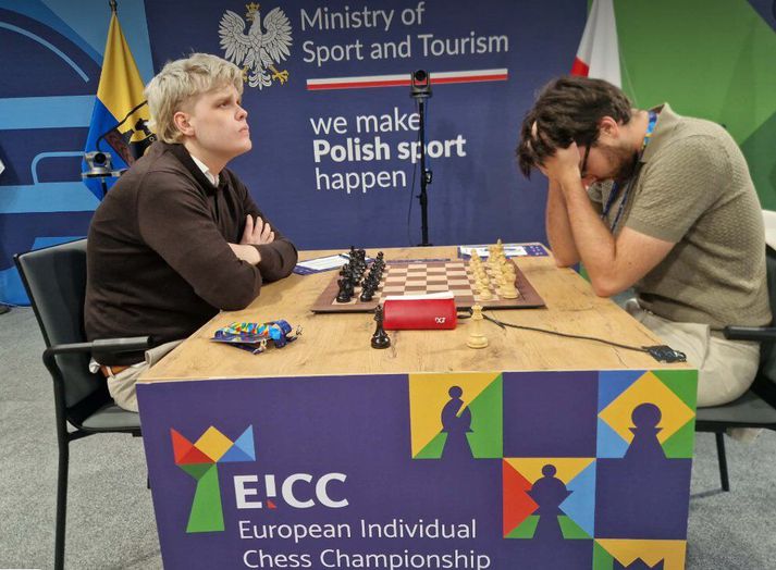 Vignir Vatnar hefur unnið fimm skákir og gert eitt jafntefli. Er nema furða að keppinautarnir séu þungt hugsi og reiti jafnvel hár sitt.