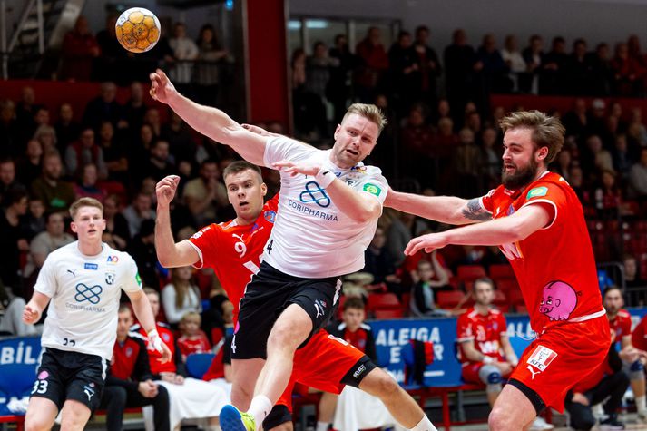 Aron Pálmarsson og félagar í FH urðu Íslandsmeistarar í vor.