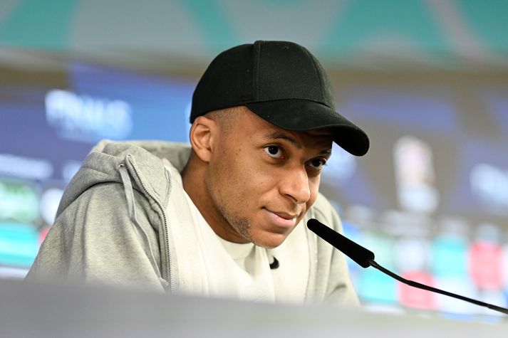 Mbappé er mjög illt í maganum. 