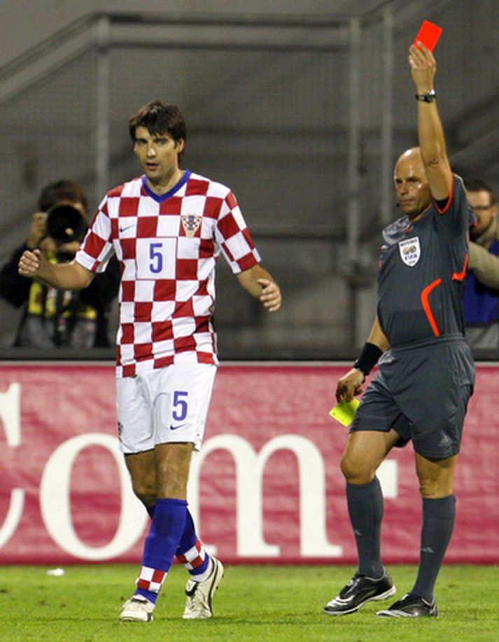 Corluka fær hér rauða spjaldið í gær.