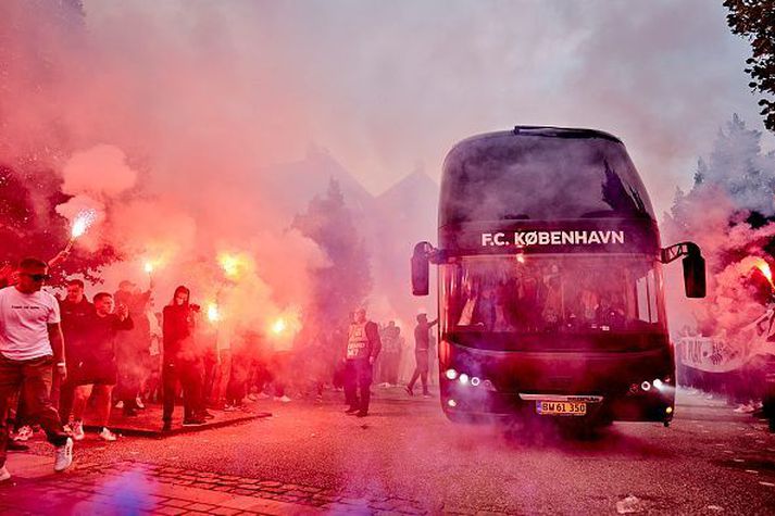 Svona var stemningin þegar rútan með leikmönnum og starfsliði FCK mætti til leiks í gær.