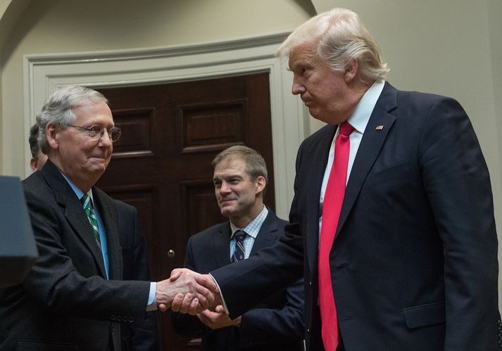 Mitch McConnell og Donald Trump.