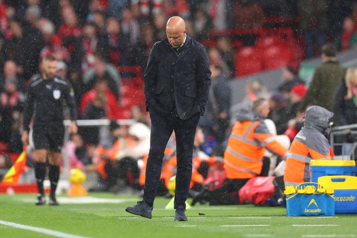 Arne Slot, knattspyrnustjóri Liverpool, niðurlútur á hliðarlinunni í tapleiknum á móti Crystal Palace í gærkvöldi.