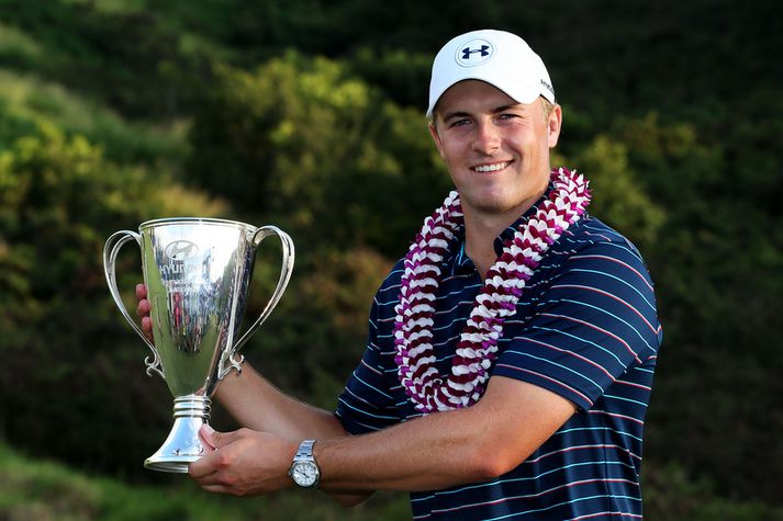 Jordan Spieth með sigurlaunin í nótt.