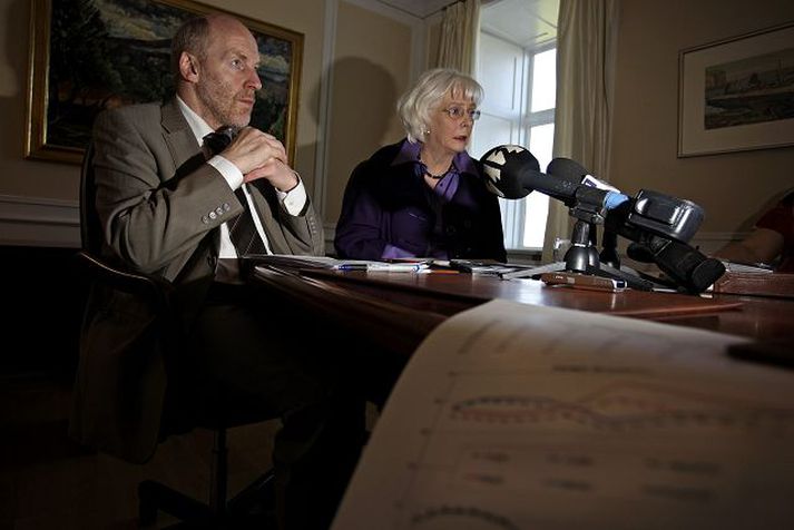 Vinna við fjárlög er nú á lokastigum, en samkvæmt skýrslu fjármálaráðherra frá því í sumar er ætlunin að draga saman í útgjöldum um 35 milljarða og auka tekjur ríkissjóðs um 28 milljarða. Það þýðir umtalsverðar skattahækkanir.fréttablaðið/valli