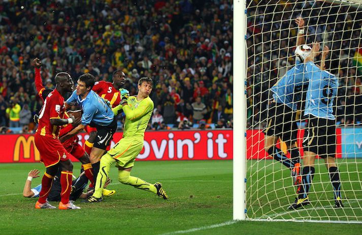 Suarez ver með hendi á línunni.