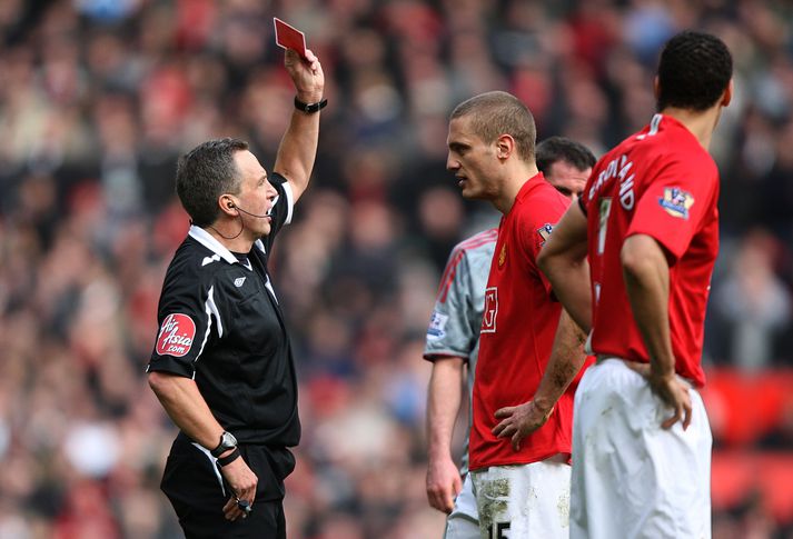 Alan Wiley rekur Nemanja Vidic út af í leik Manchester United og Liverpool á Old Trafford vorið 2009. Liverpool vann leikinn, 1-4, en United varð Englandsmeistari þriðja árið í röð.