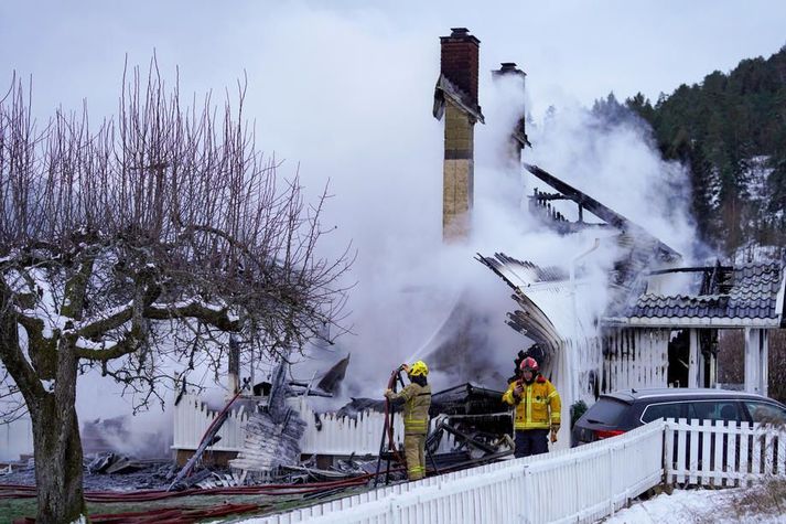 Eldurinn kom upp í húsi í Berger í sveitarfélaginu Svelvik, suður af Drammen, í nótt.