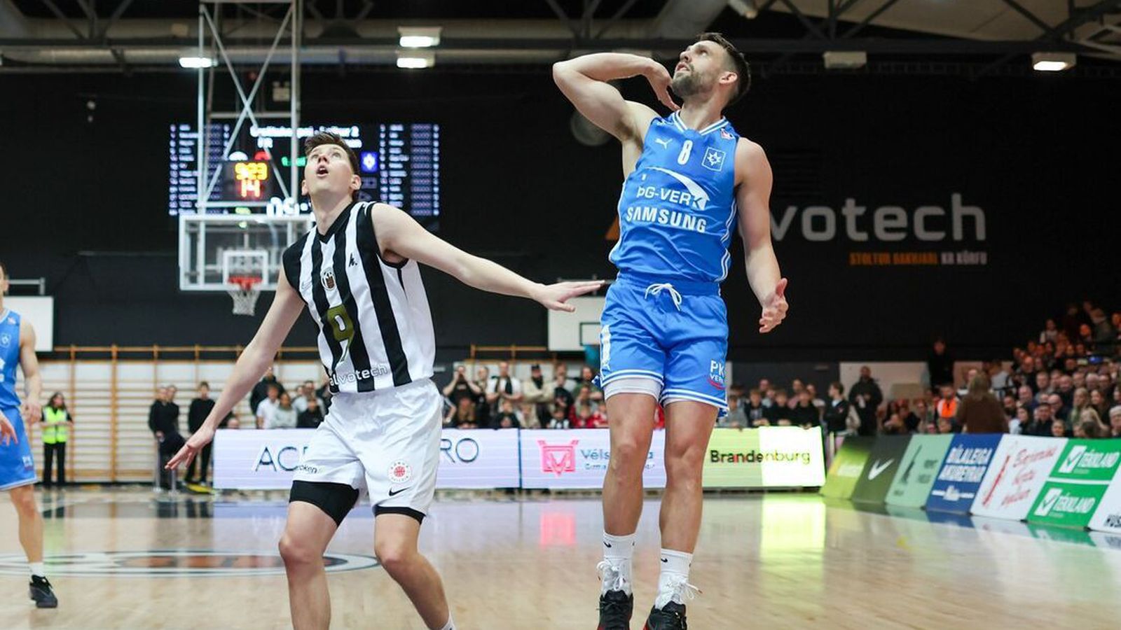 Ægir fluttur í burtu í sjúkra­bíl