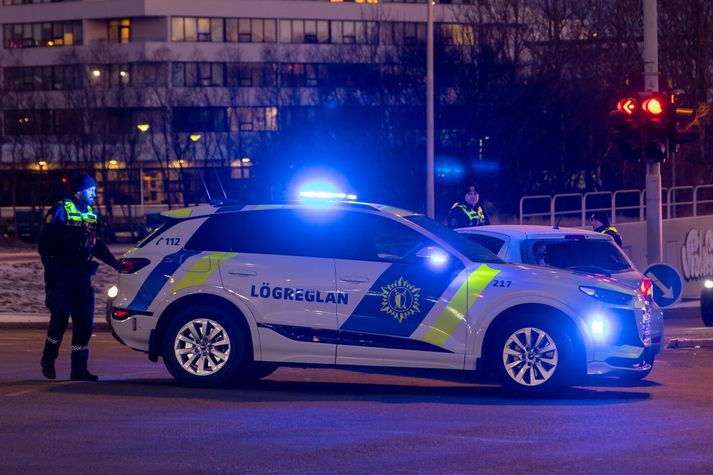 Fimm gista í fangaklefa lögreglu.