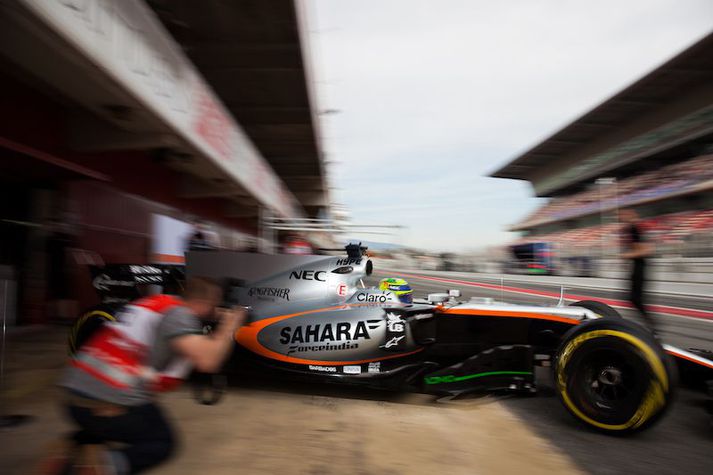 Perez kemur út úr bílskúr Force India liðsins á æfingum í Barselóna. Eitt er víst að Force India bíllinn verður bleikur í Ástralíu.